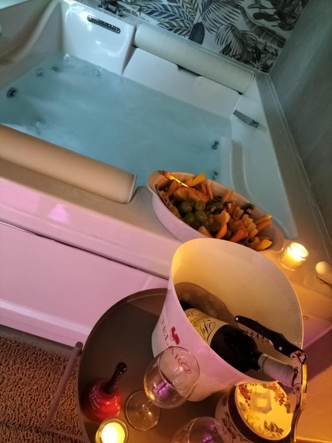 A Due Passi Da Hotell Formia Exteriör bild